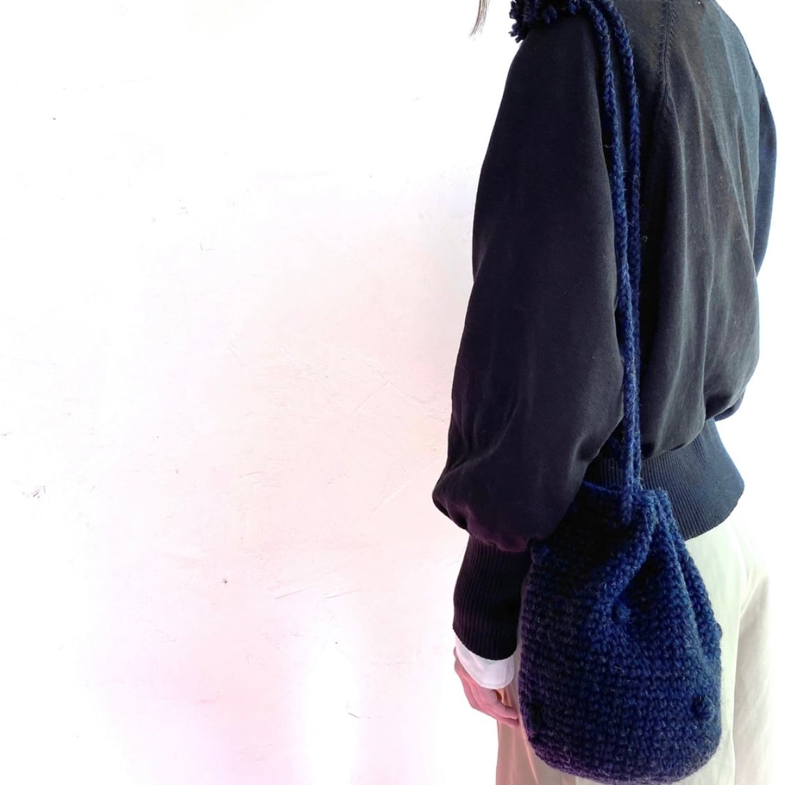 ネイビー ポンポン付き編みバッグ ネイビー ポンポン付き編みバッグ 【公式通販】