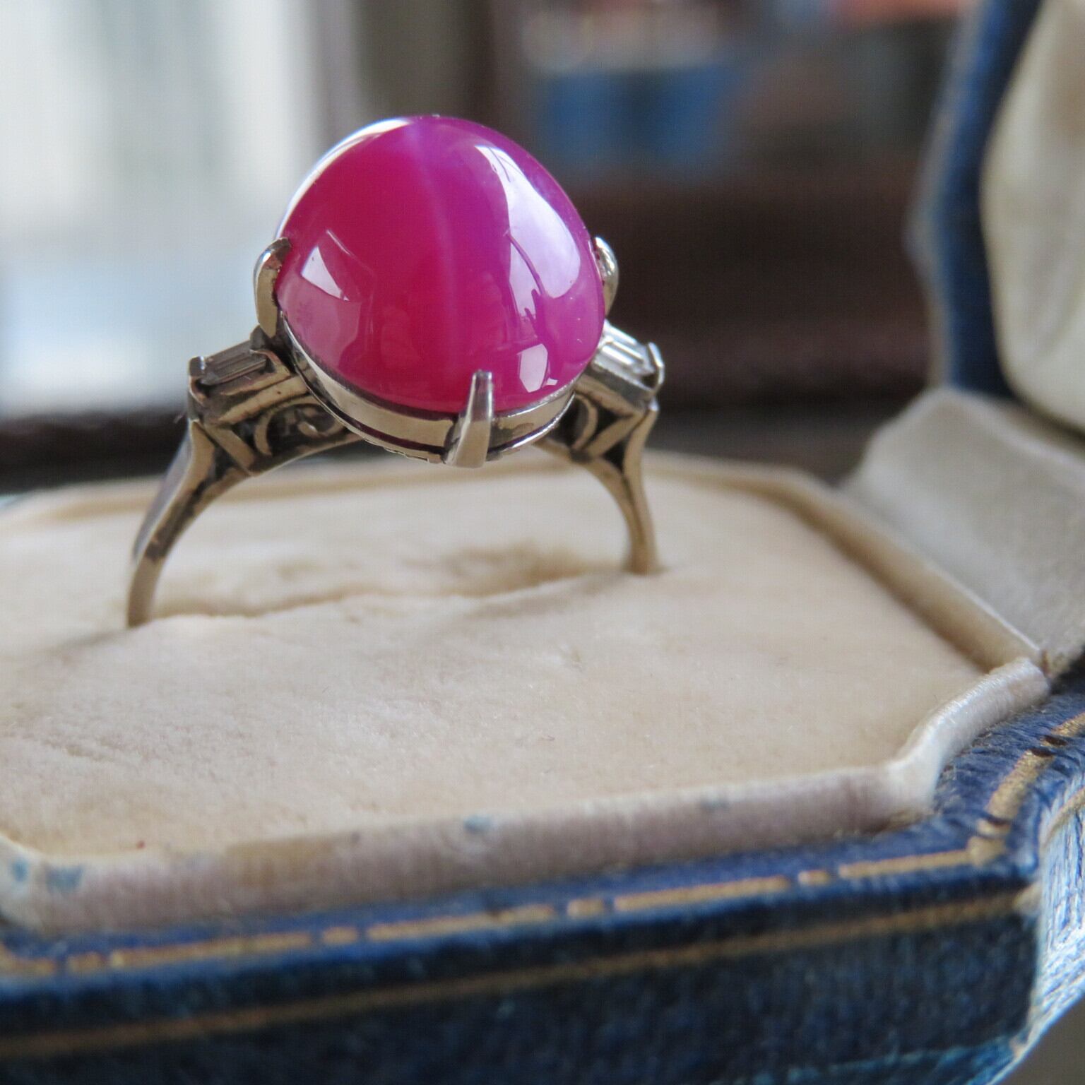 ヴィンテージ　千本透かしプラチナに合成スタールビーのリング