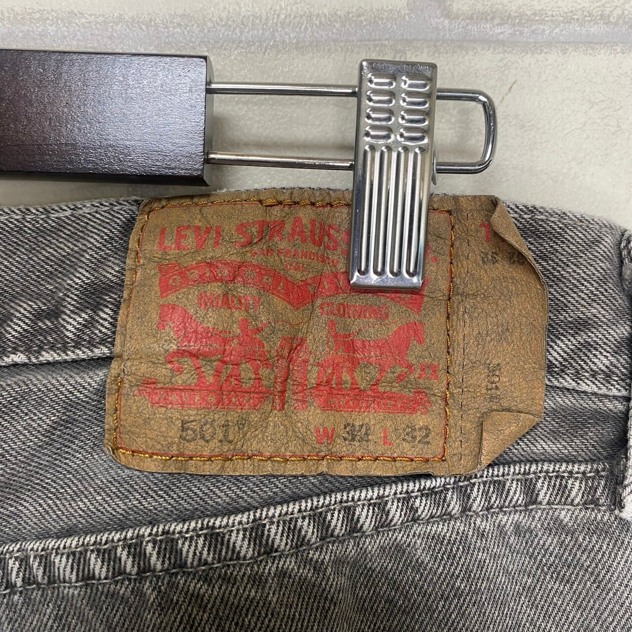 W32×L32】Levi's 501 ブラックデニムパンツ 革パッチ | 古着屋OLDGREEN