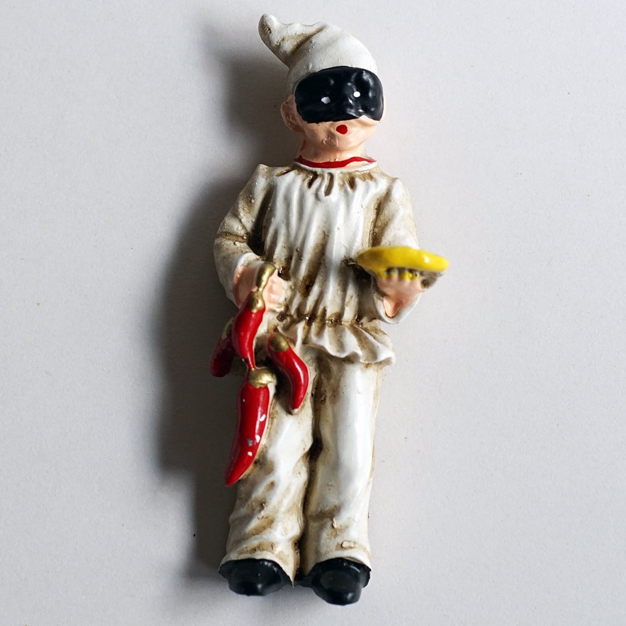 ピザとコルノを持ったプルチネッラのマグネット ー ナポリの幸運の