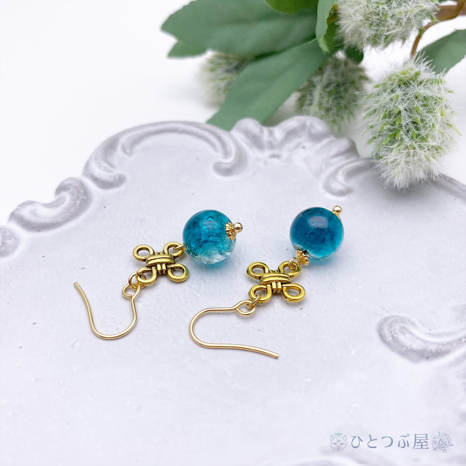 夏色ビーズ】スカイブルーのクラッシュビーズ10mm玉ピアス／18kgp