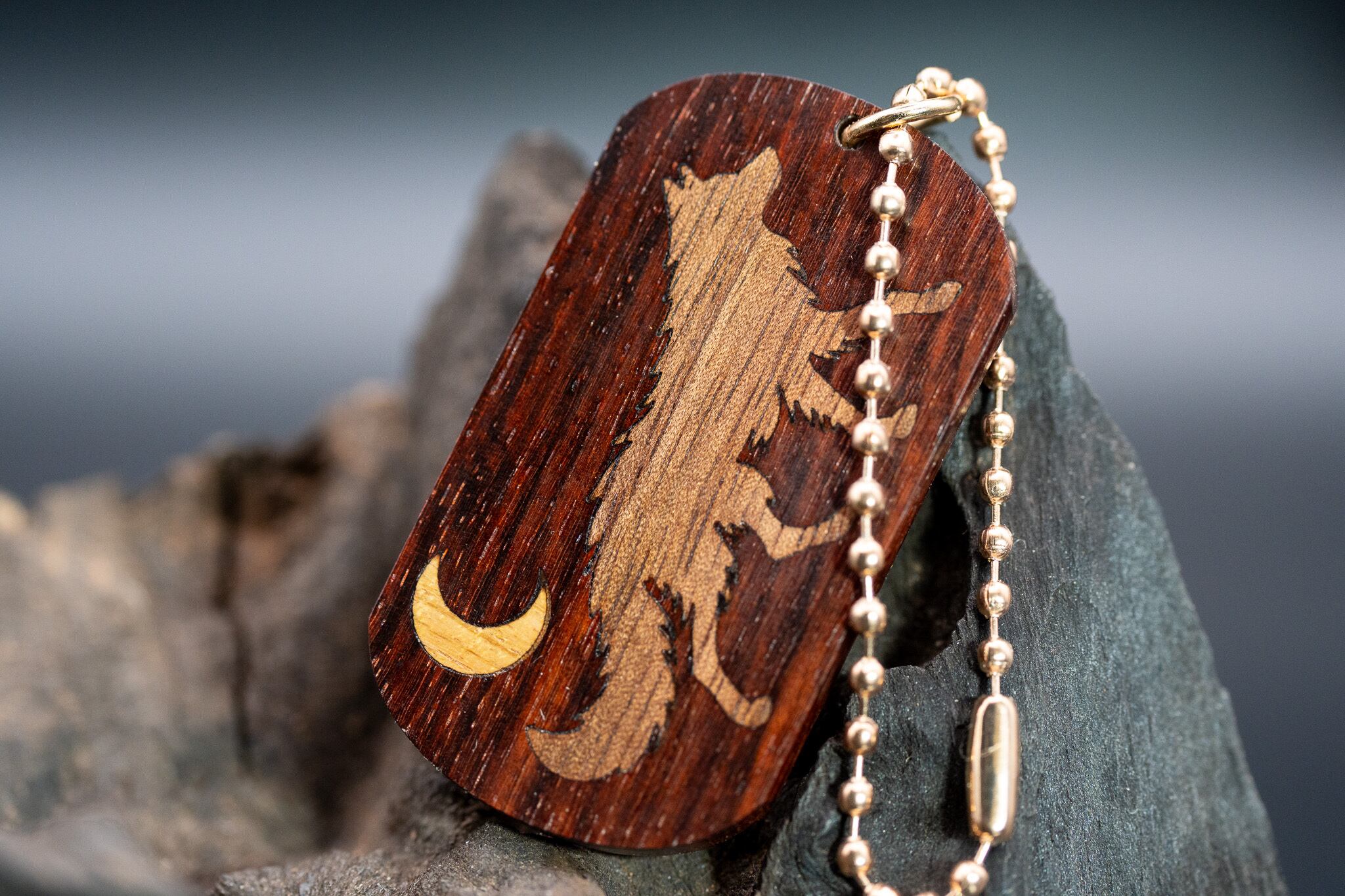 【 深紅の銘木 】老紅木 ドッグタグ 象嵌 闊歩