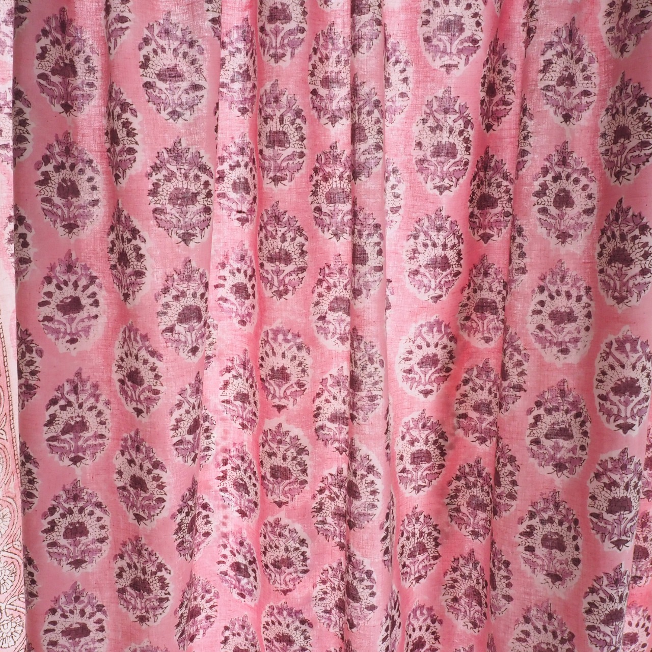 ブロックプリント生地【50cm単位】インド綿 片耳ボーダー付き 花柄B ピンク×アズキ色×白 #24756-PK2