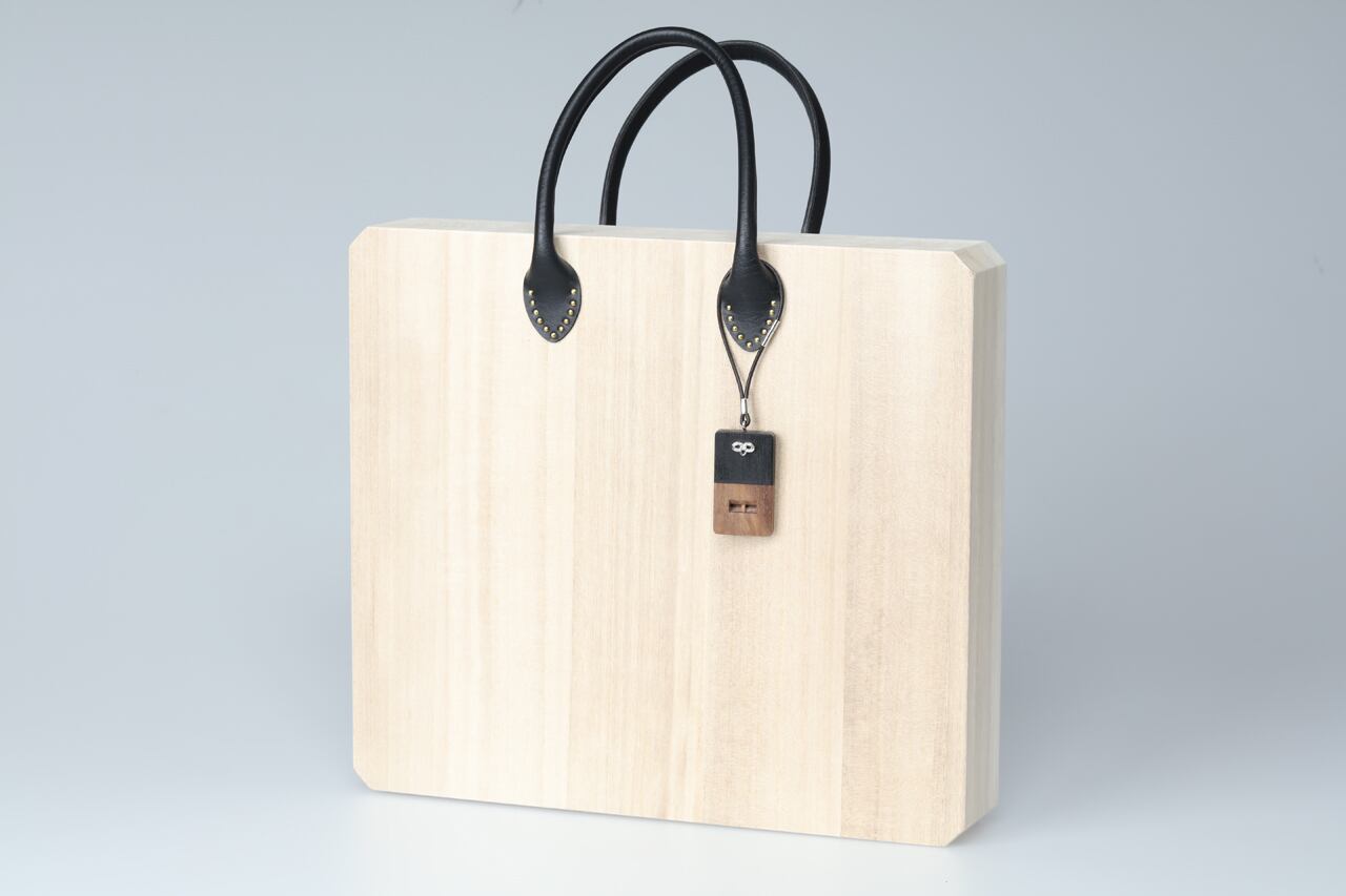 OMAMORI WHISTLE 防災用お守り型ホイッスル 木製笛 バッグチャーム