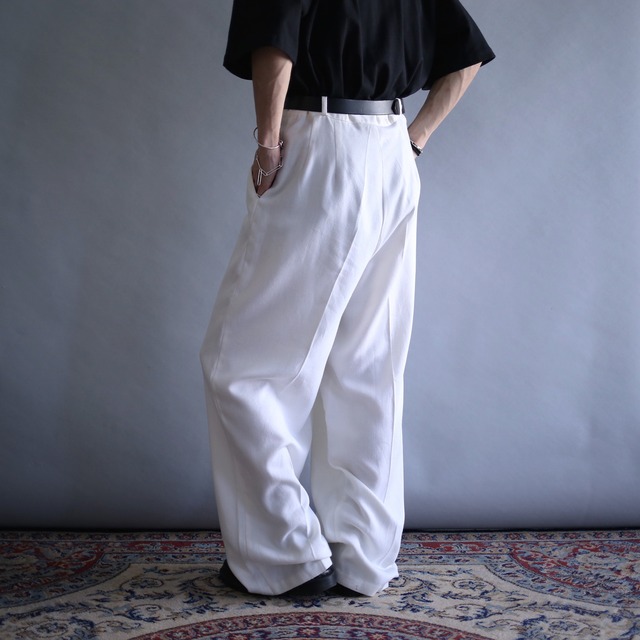 2-tuck tapered silhouette off-white wide slacks