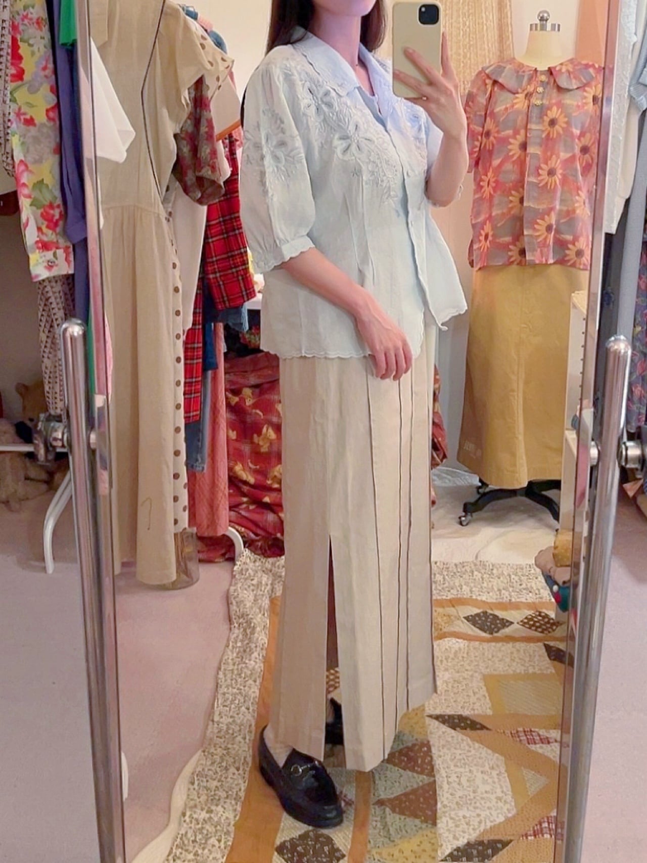 beige pleats side slit long skirt