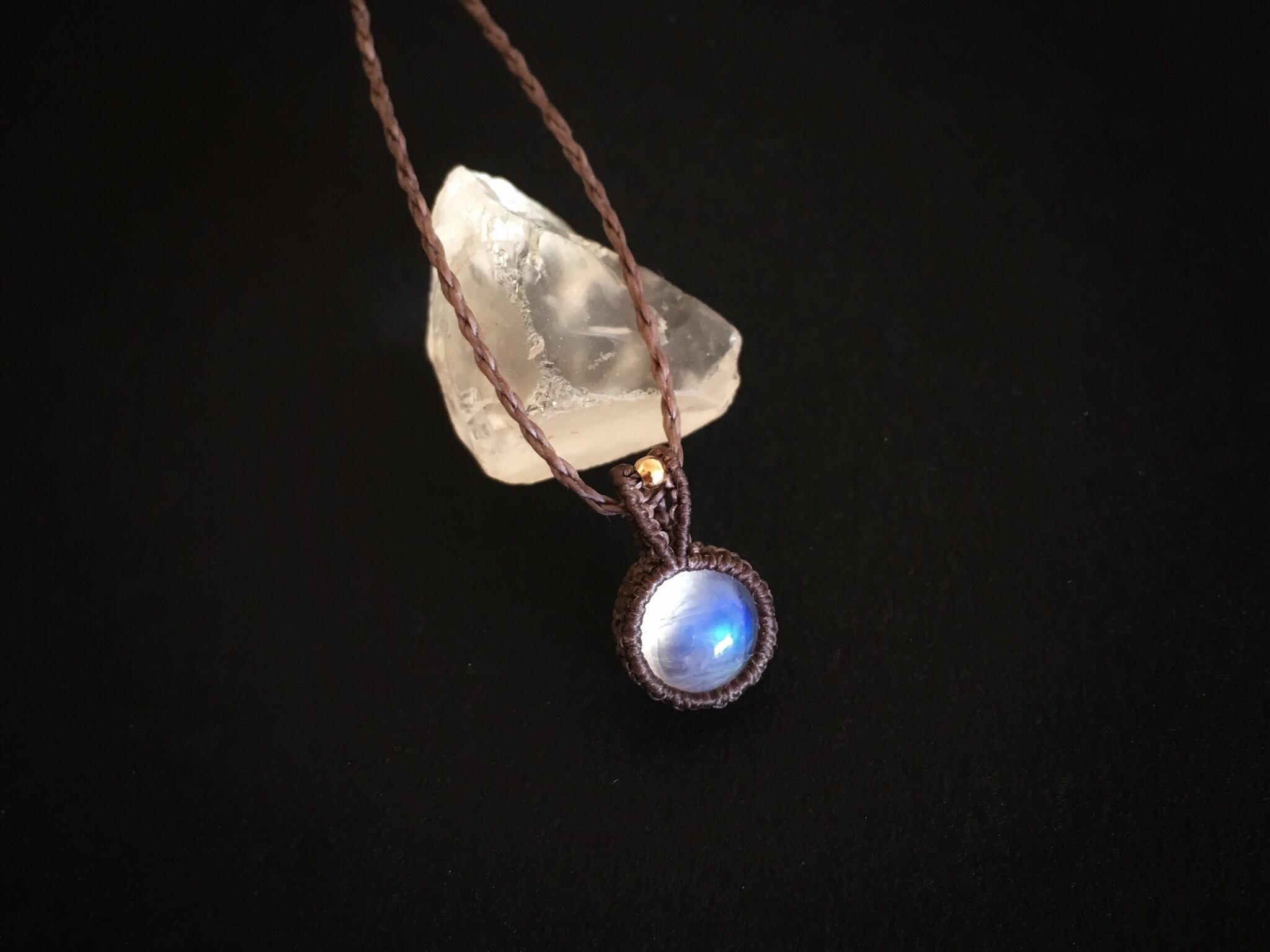 ホワイトラブラドライト macramé necklace
