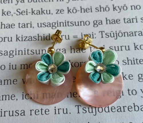 つまみ細工のグリーンピアス 画像