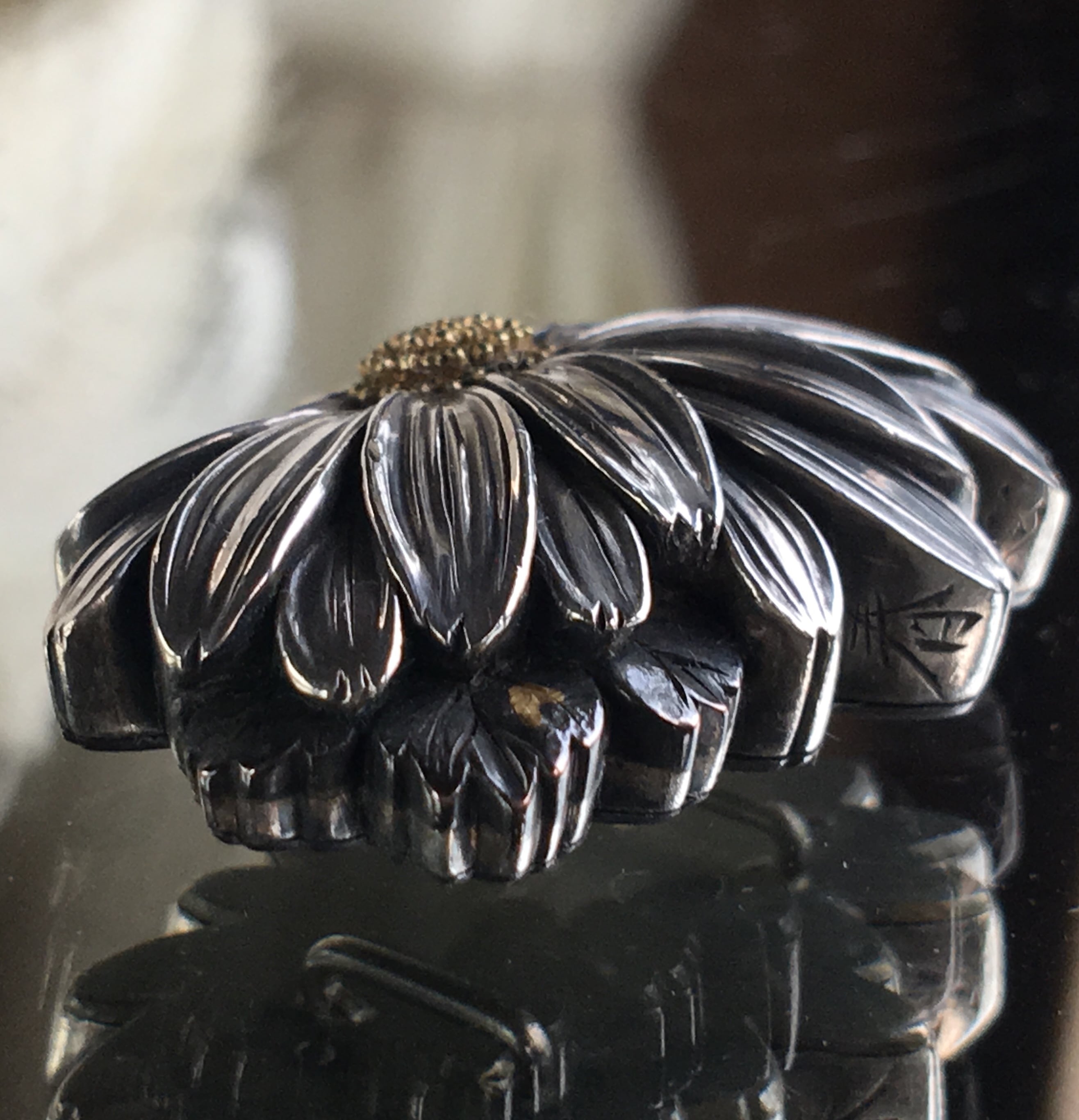 アンティーク 在銘金工 美しい菊の帯留め