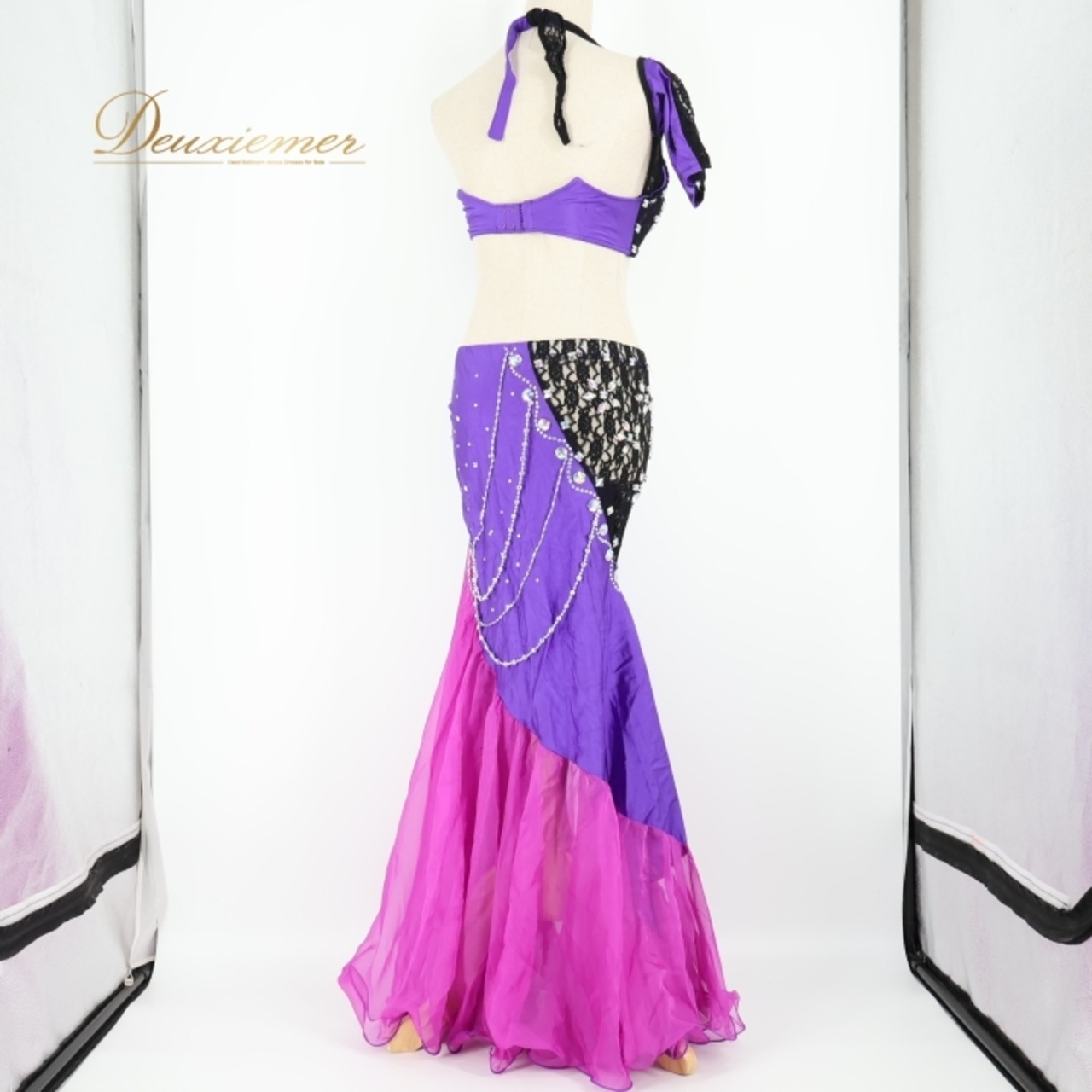 ベリーダンス オリエンタル 衣装 上下セット パープル系 レース 紫 黒 花 装飾 豪華 ラインストーン フリンジ キラキラ 華やか 舞台 ダンス衣装 スリット トップス スカート ステージ ツーピース ブラック系 シルバー系