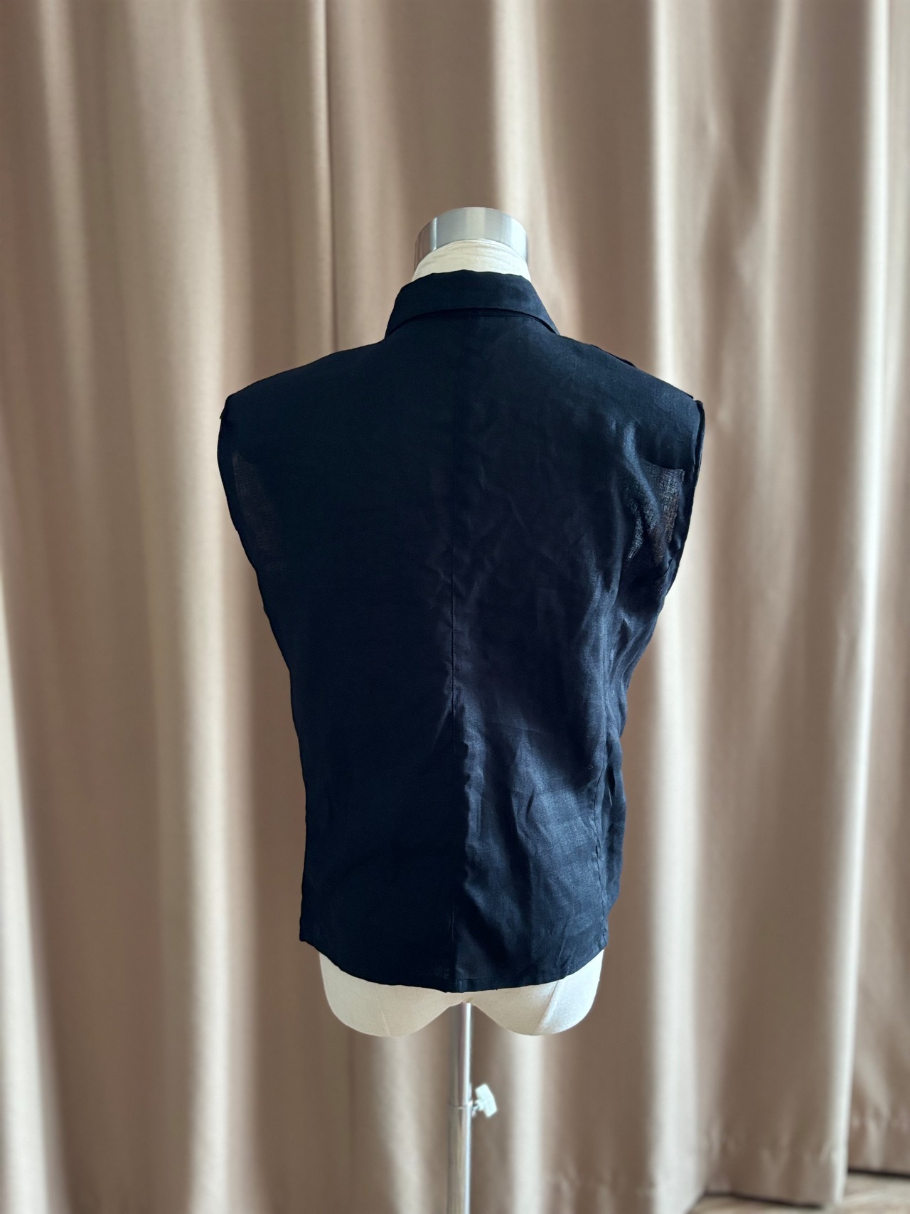 structured pleated black linen sleeveless shirt-5154-8