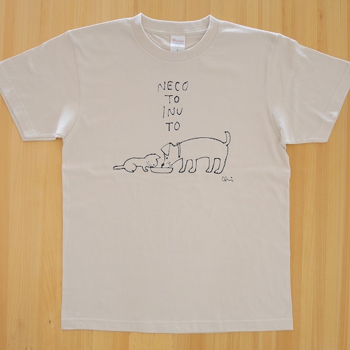 Tシャツ「ねこといぬと」ライトベージュ