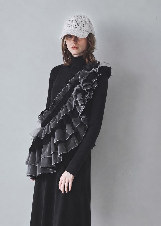 DŌRA QUAX | Ruffled Hidden Bag - MONOCHROME