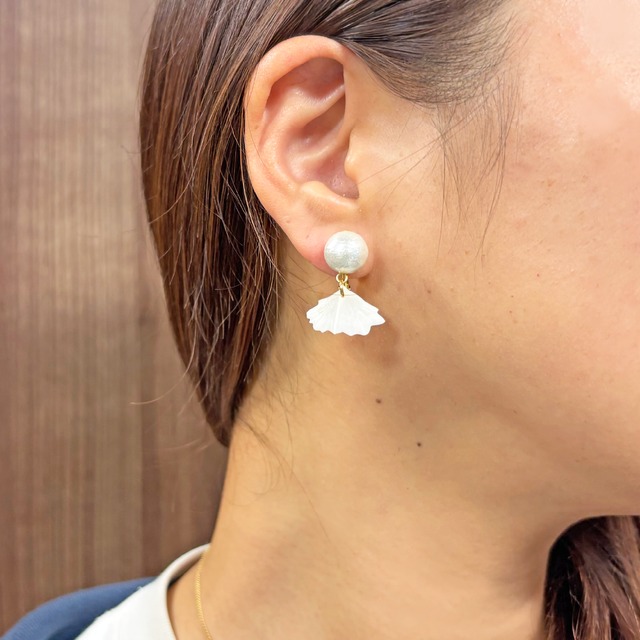 チョウザメ鱗耳飾り