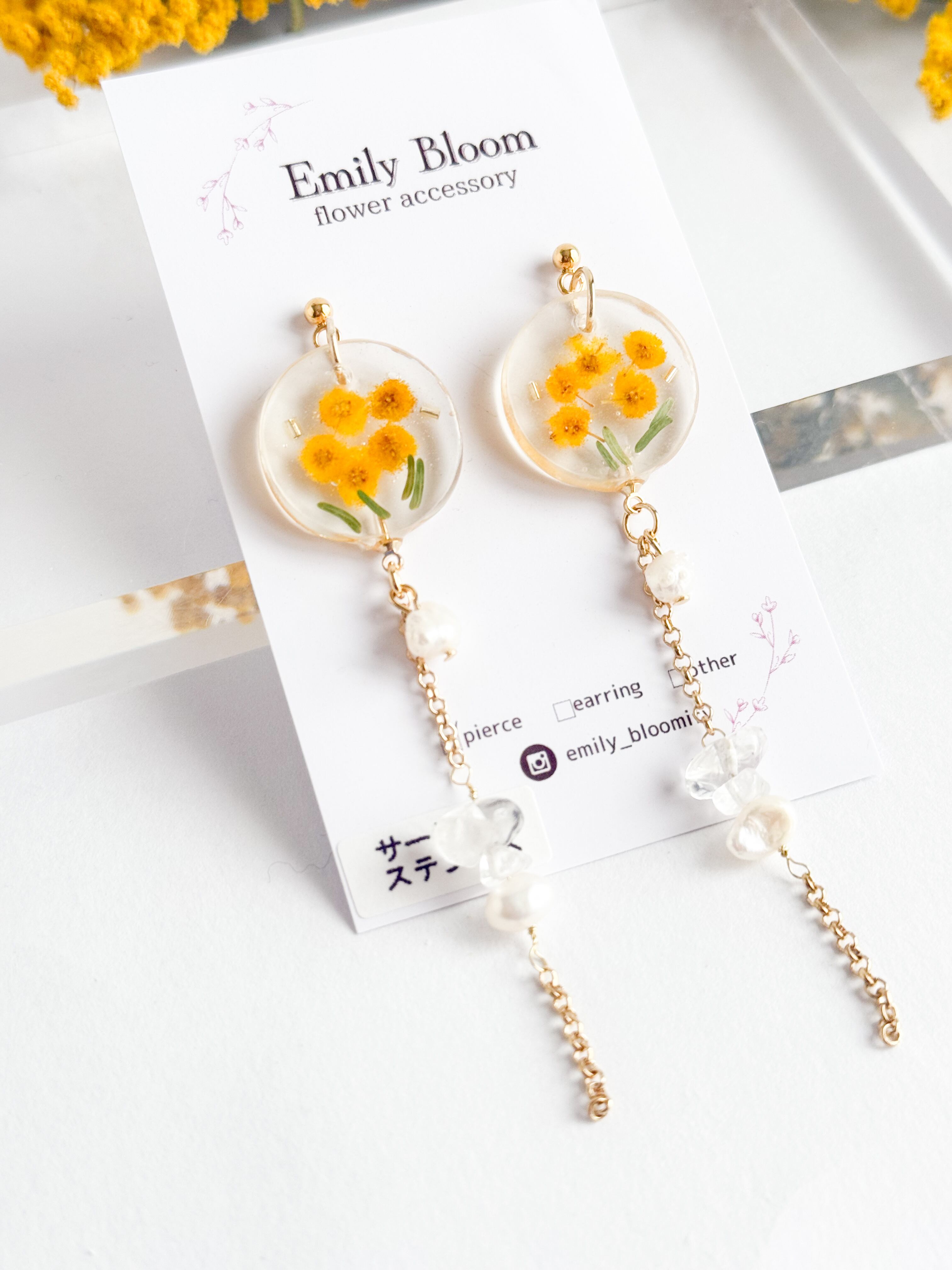 ミモザと水晶・淡水パールの揺れるピアス イヤリング／春アクセサリー 