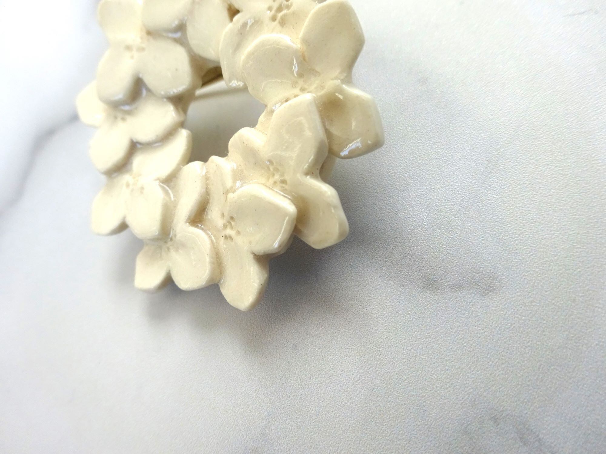 花のbroach 〈ニチニチソウ）白