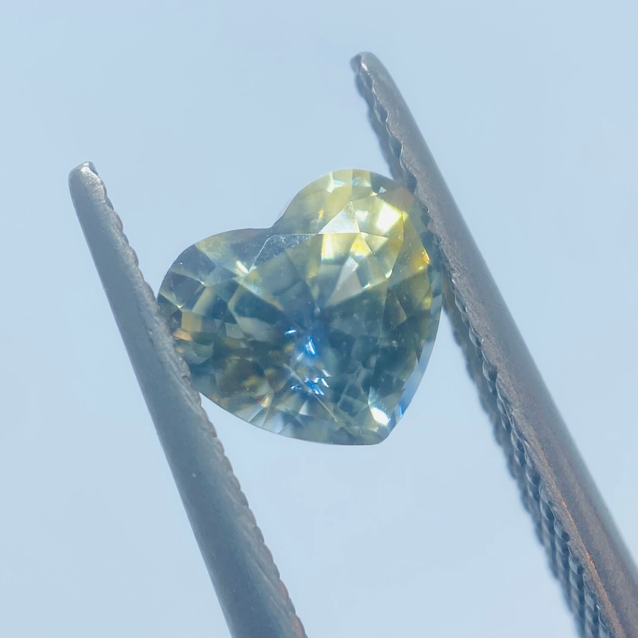 印象派絵画のようなハートシェイプサファイア