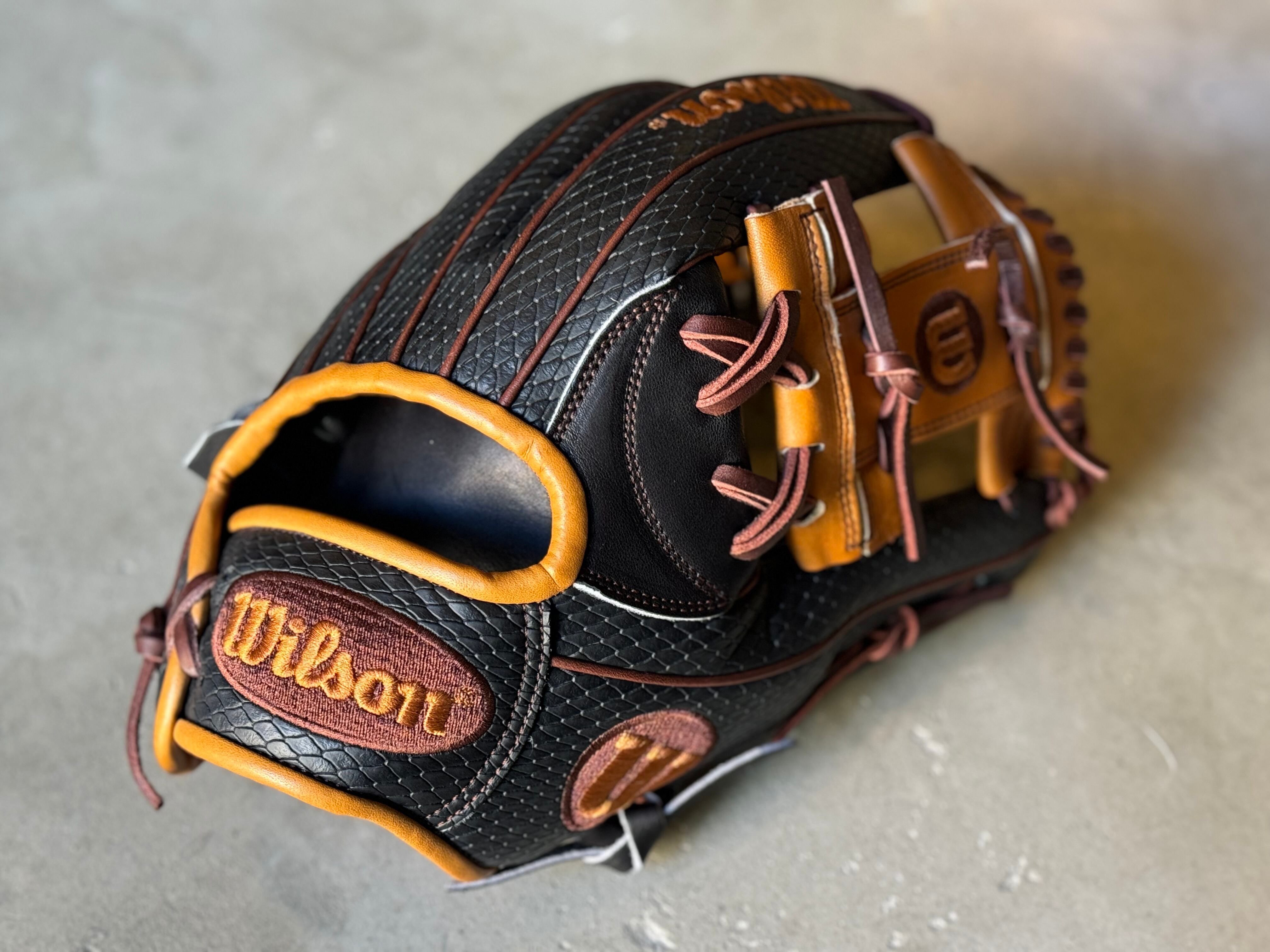2024年限定モデル The Wannabe Hero 87型【Wilson】軟式用グラブ 