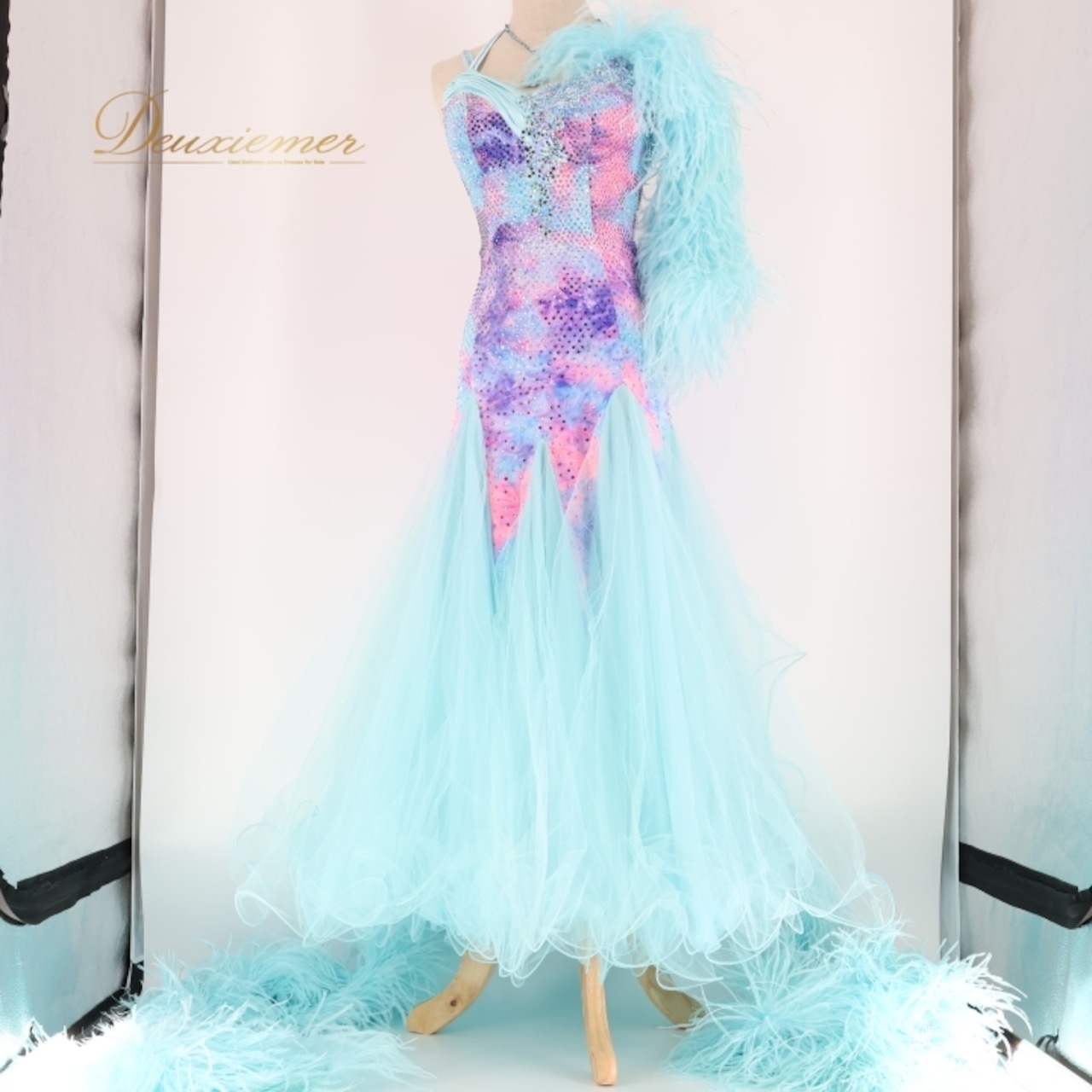 社交ダンス 衣装 スタンダード ドレス スタンダードドレス ワンピース 水色 ピンク 紫 グラデーション ファー 水色 デモ 競技 ダンス パーティ 発表会 ブルー系 フリル 豪華 おしゃれ エレガント ステージ衣装 レディース