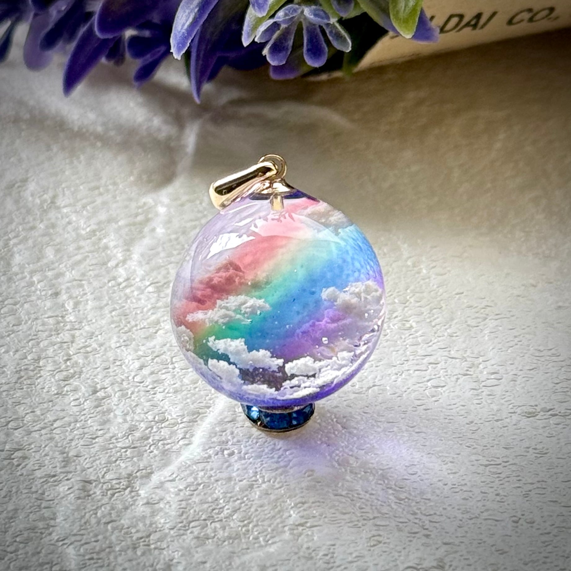 空＆雲ペンダント まん丸 夕暮れ空にかかる虹  20mm バチカン付き