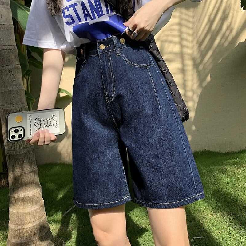 夏のダークブルーのハイウエストデニムショートパンツ、小さな女性、洋