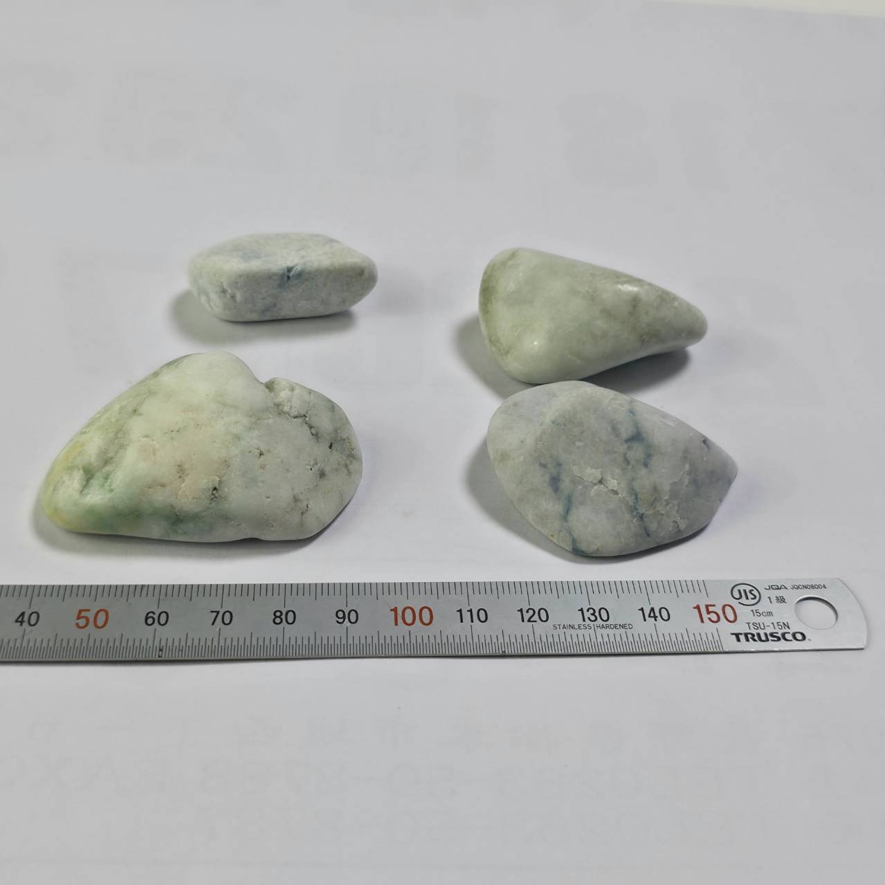 入コン沢ペンダントトップ金具（ｼﾙﾊﾞｰ)付き:糸魚川翡翠 PT0115