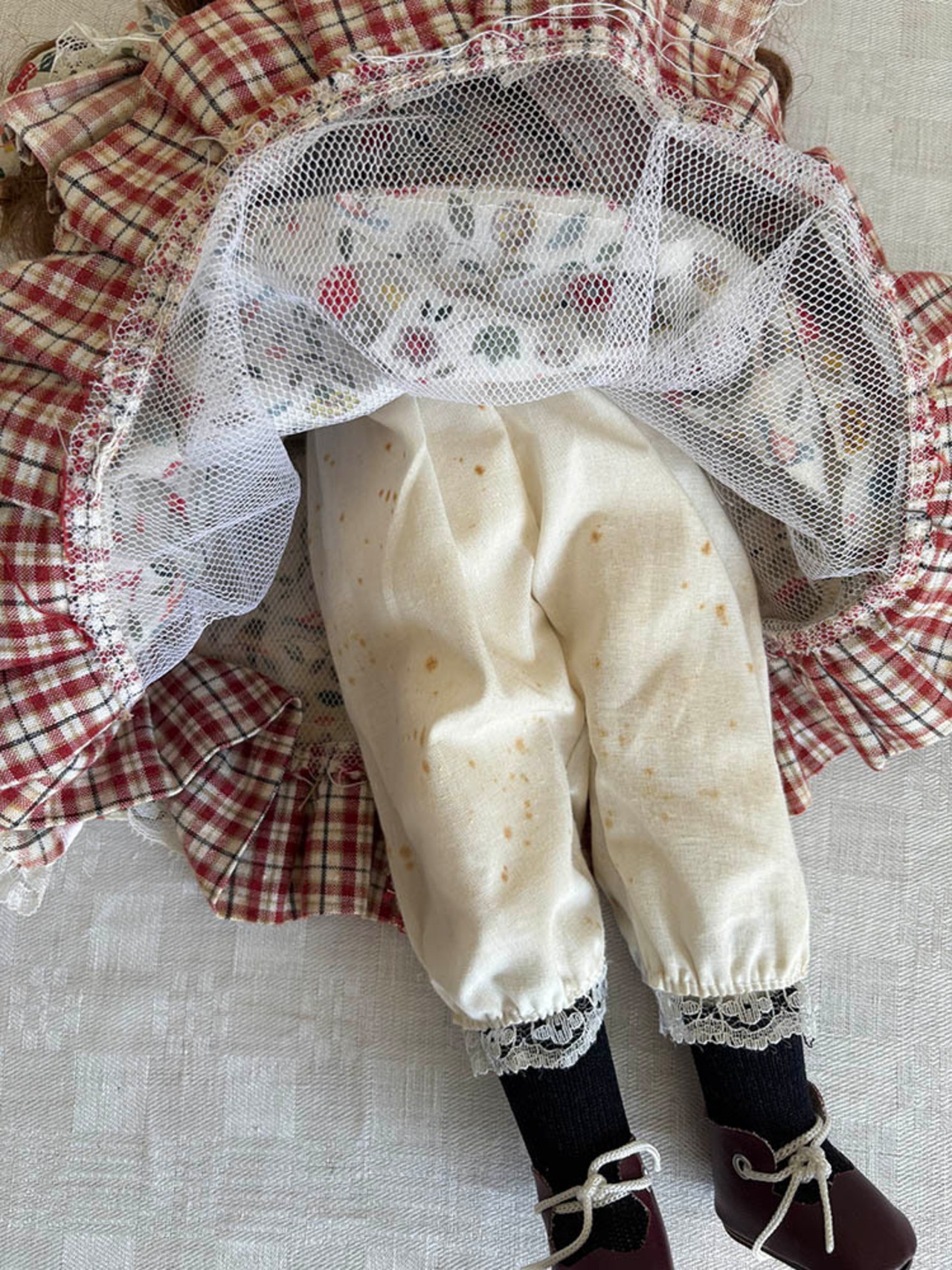 ドール　人形　ビスクドール　ブラウンヘア　エプロンドレス　スタンド付き　12oten20