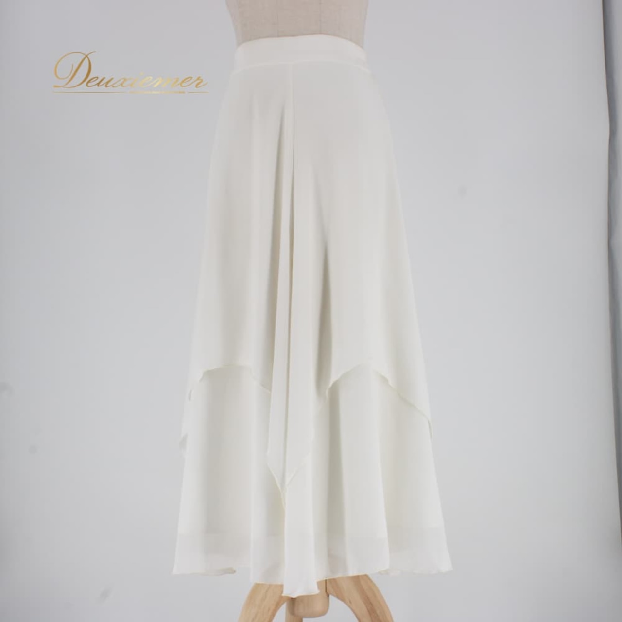 社交ダンス 衣装 スタンダード スカート レッスンウェア レディース Papillon ホワイト系 白 無地 フォーマル 練習着 シンプル ラウンドネック 丈長め フレアスカート ひらひら スカート単品 白スカート フォーマル練習 ダンスレッスン ダンス衣装 スタンダード用 ウエスト調整 きれいめ 清楚 無地シンプル ポリエステル 伸縮性 ポケットなし ファスナー ペチコート風 シワになりにくい ヨーロピアン ダンス ウェア 婦人用 レディース用 白コーデ 上品 エレガント コーデ映え コーラス 文化祭