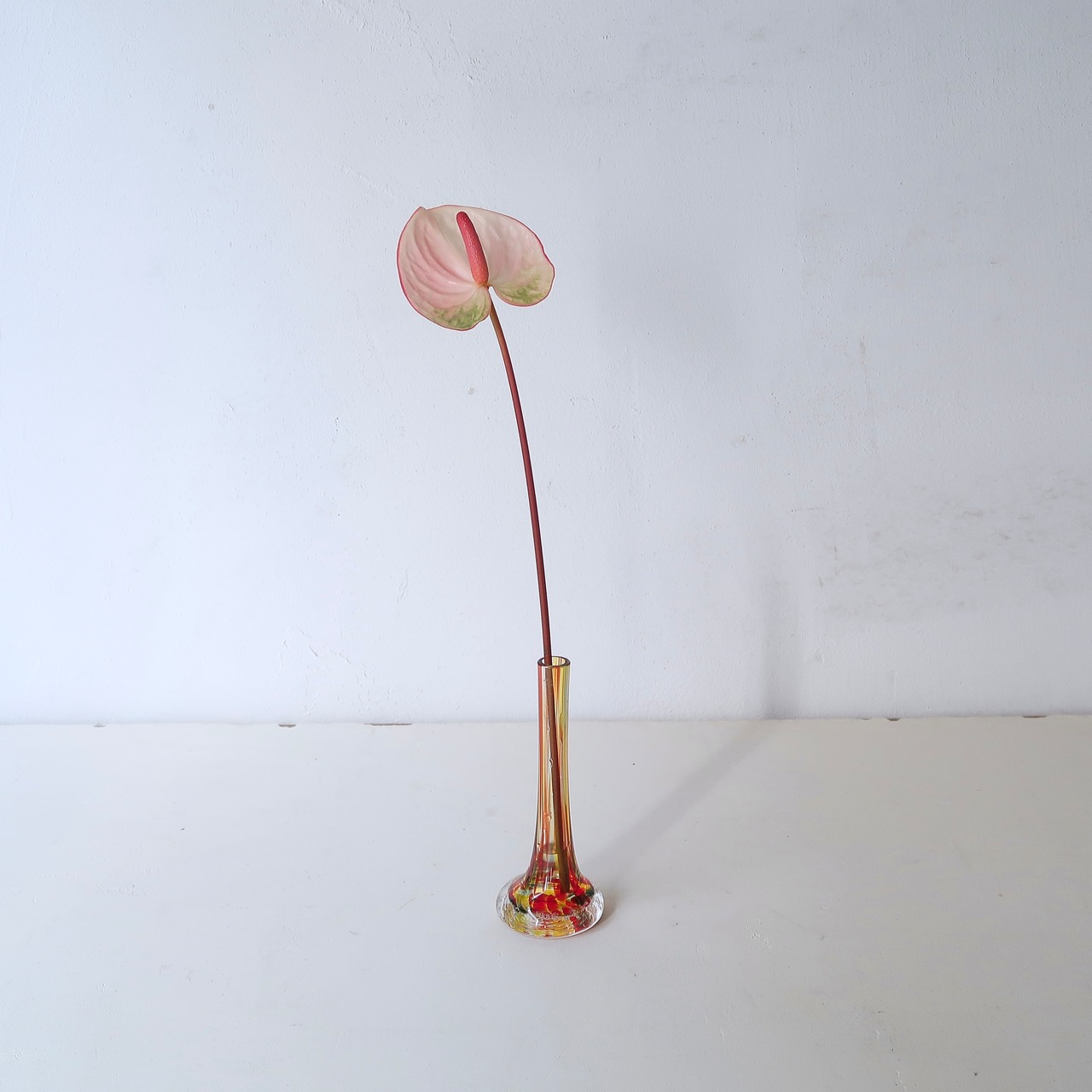 ビー玉のような花瓶