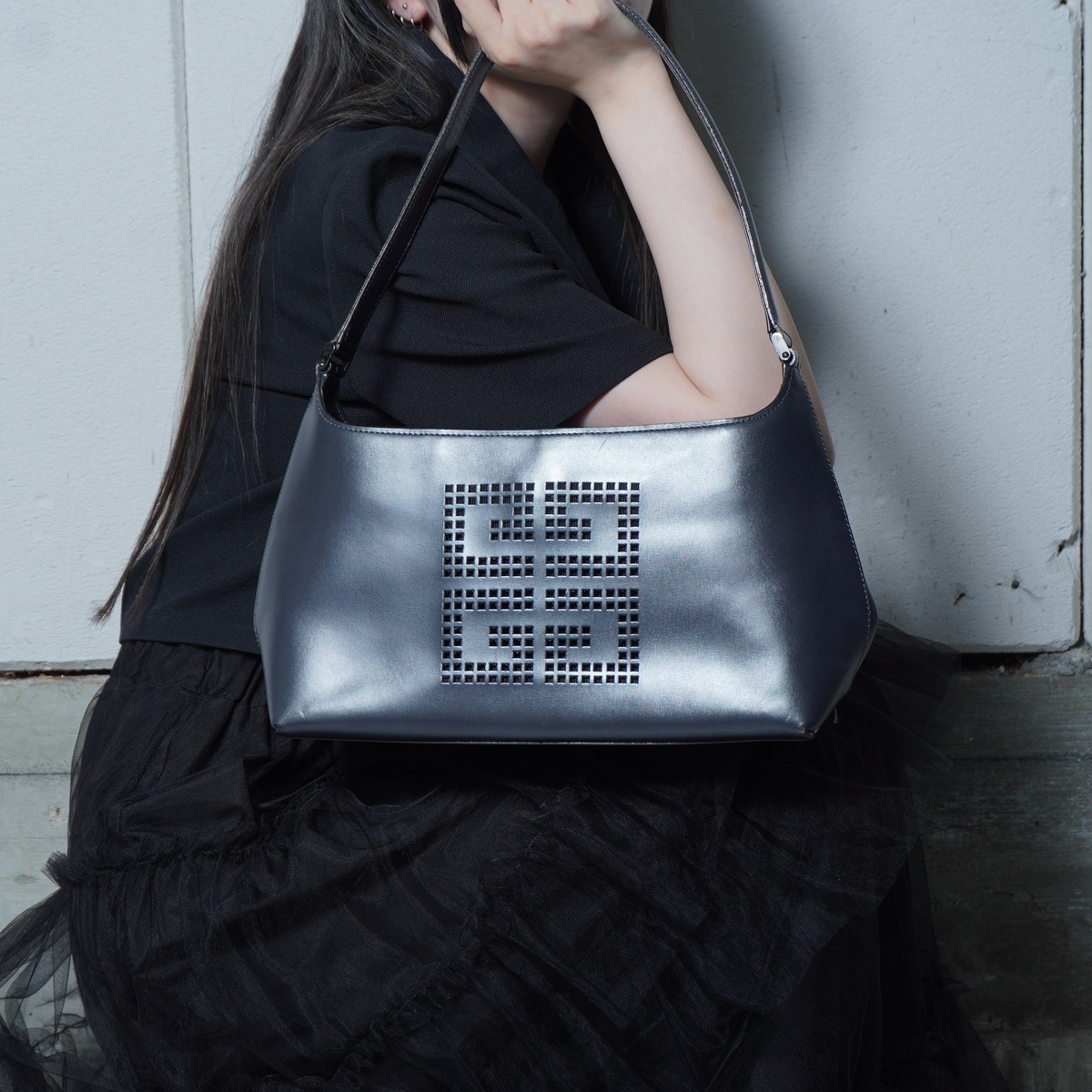GIVENCHY】ジバンシー ロゴ入 レザーハンドバッグ black | MIXHIVE