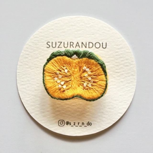 【SUZURANDOU】秋の味覚かぼちゃの手刺繍ブローチ