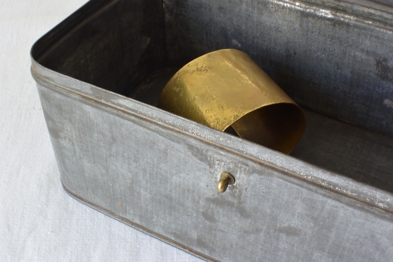 古道具  戦前 金具が珍しいブリキ缶 古道具 戦前 金具が珍しいブリキ缶 - メルカリ