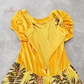 フラダンス 衣装 ワンピース ドレス イエロー系 ハワイアンプリント アロハ 花柄 植物柄 ベロア ボタニカル フラ ダンス レッスン 練習 半袖 華やか 鮮やか かわいい おしゃれ 上品 高級感 光沢感 フレア ブラウン系 オレンジ系 黄 茶 橙 フラダンス衣装 高級 ハワイアン おしゃれなデザイン 軽やか 華やかさ