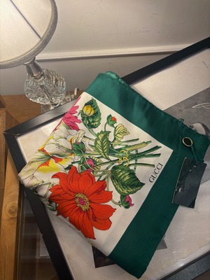GUCCI/ vintage flower print scarf.