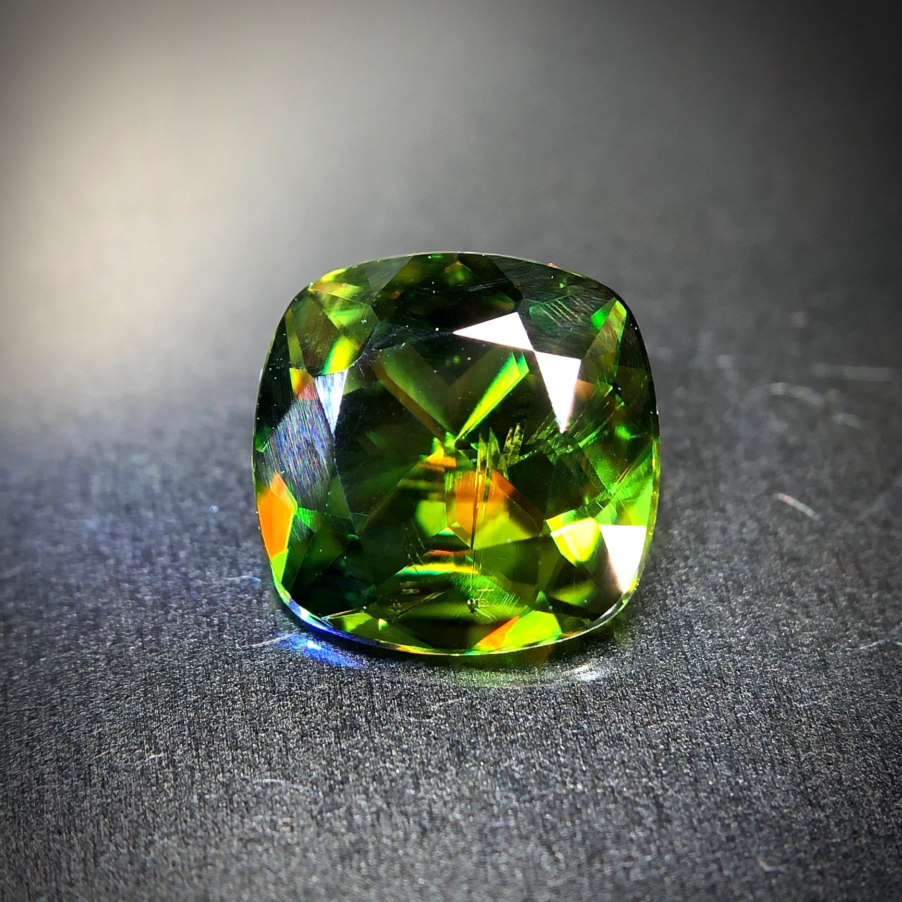 天然グリーンスフェーンルース ( 虹色のきらめき ) 落ち着いたグリーンにファイアの煌めき 1ct UP 天然 グリーン