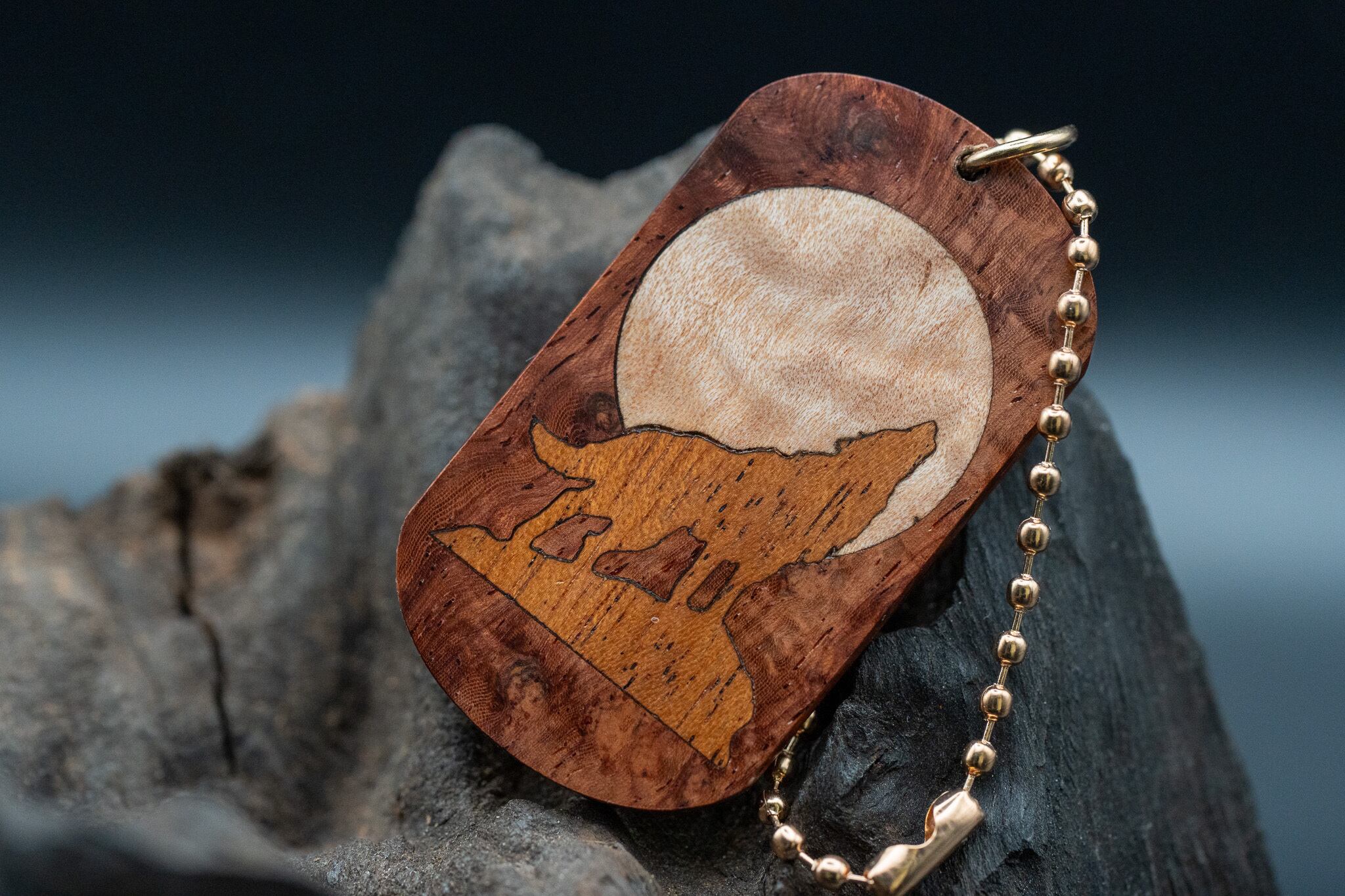 【最高峰の鳥眼杢】バーズアイローズウッド ドッグタグ 象嵌 月と狼