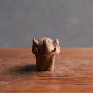 コロンとかわいい、木製のゾウ