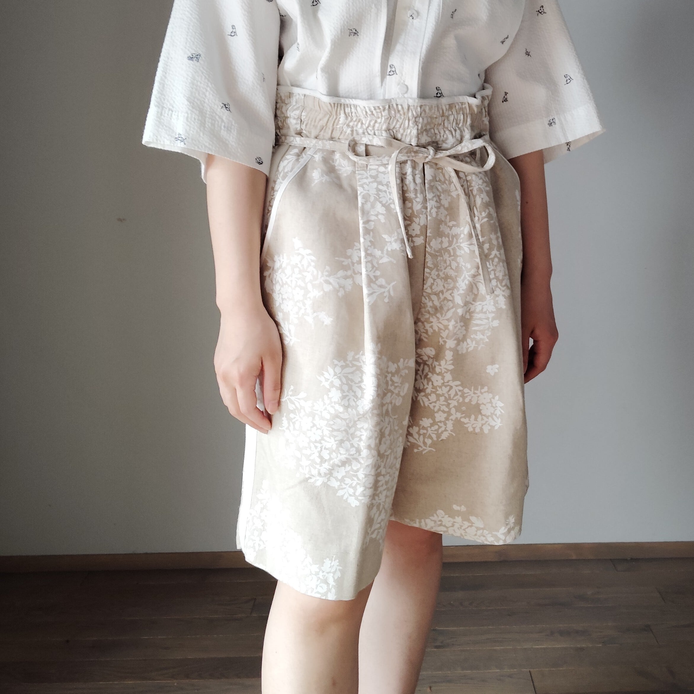 ASEEDONCLOUD/アシードンクラウド Shokuonshitsu Short Trousers/ショクオンシツ ショート トラウザーズ #251504 Natural/Flower mapping print