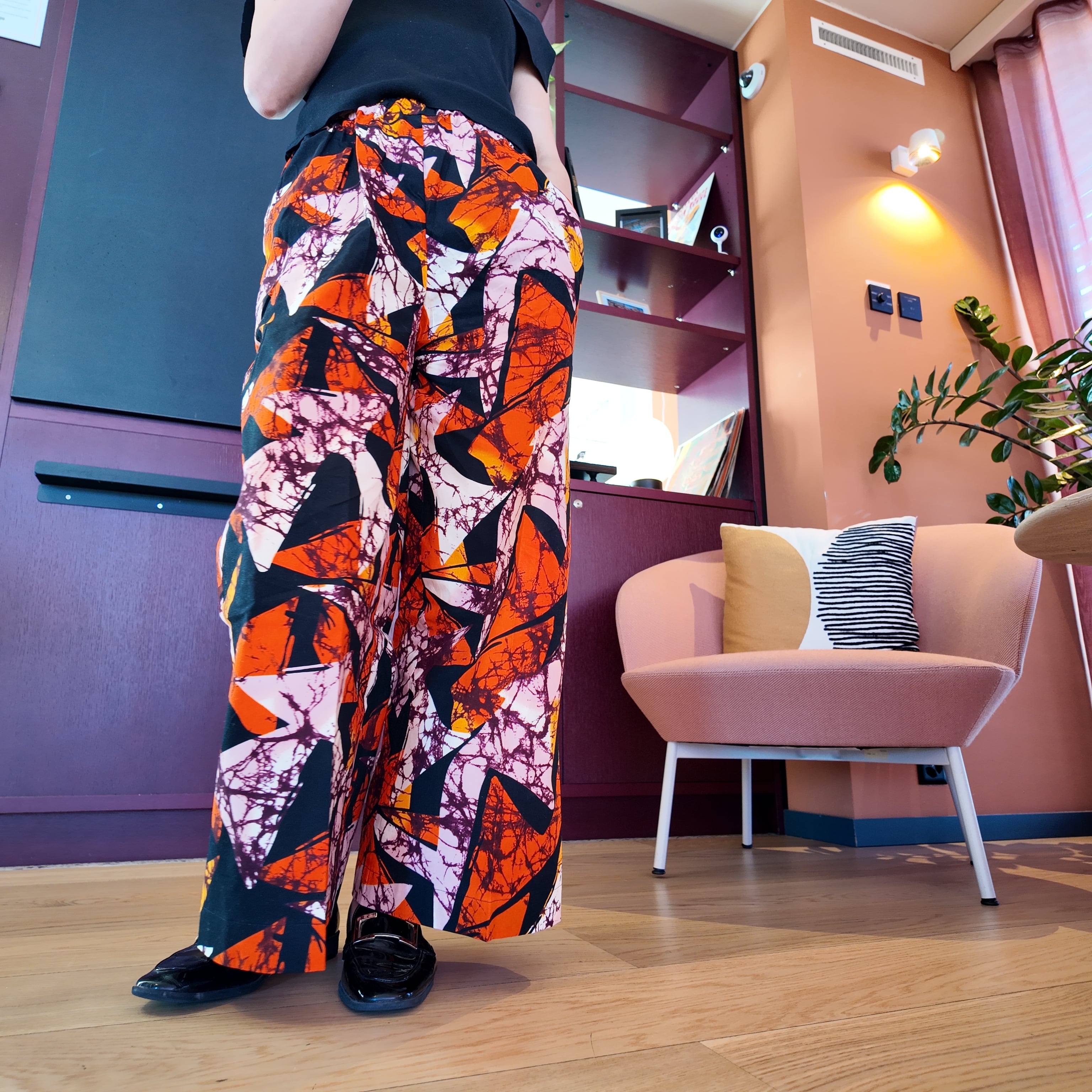 African パンツ = orange cool=