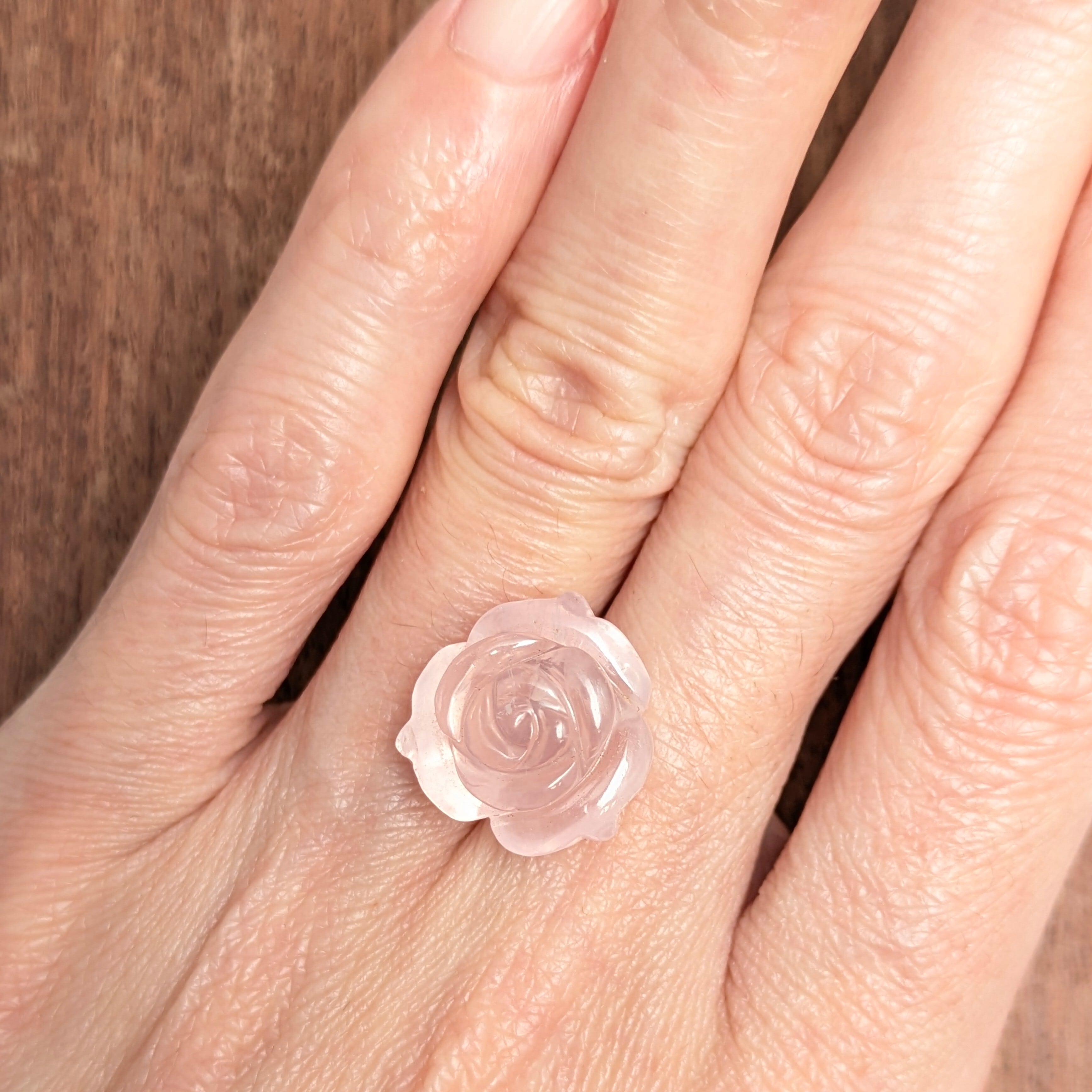 ローズクォーツ 彫刻（薔薇） ミャンマー産 【11.92ct】PRO208201