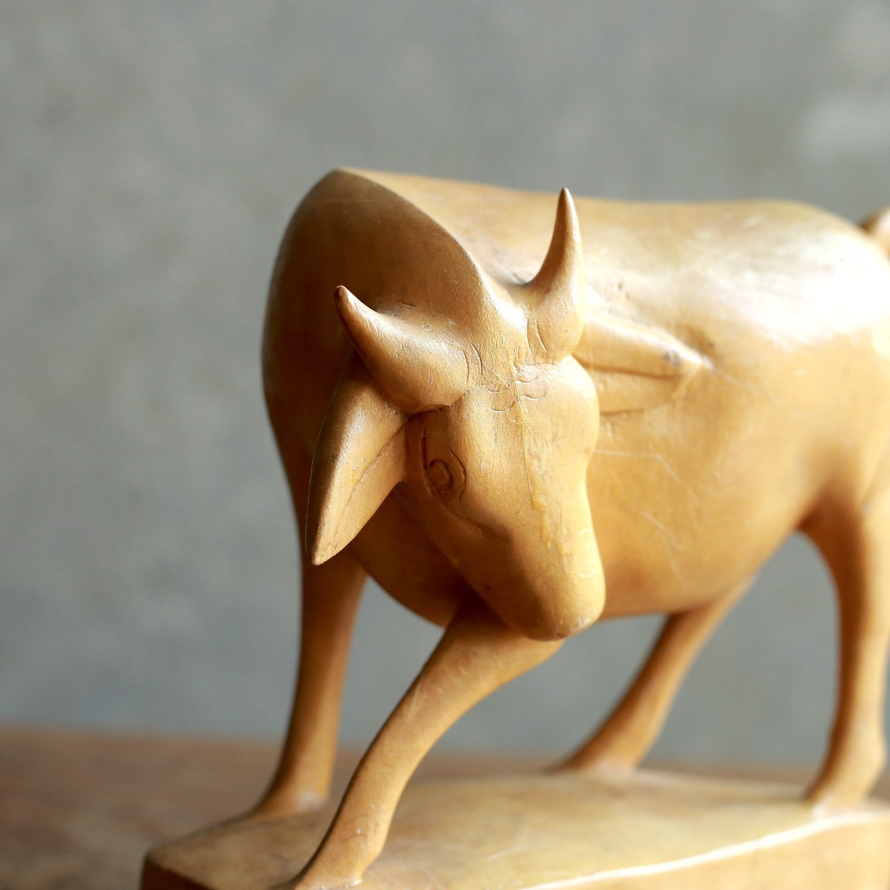 力強い姿でこちらを見つめる、味わい深い牛