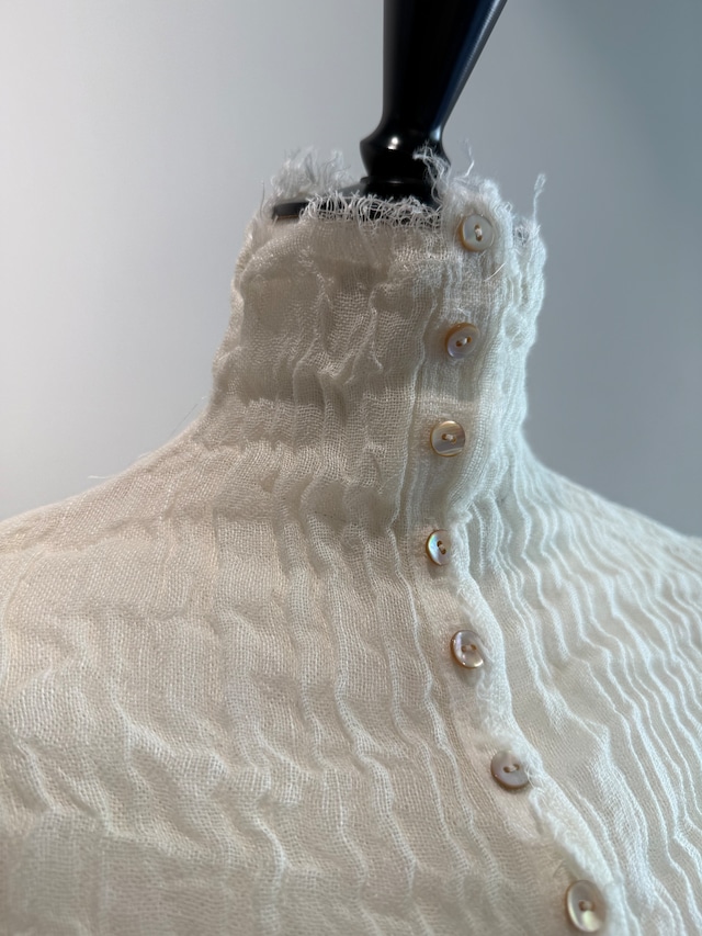 ERiKOKATORi/EK11-1-4 wool linen gauze highneck top Ivory