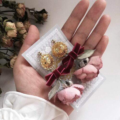 透かし細工のボタンと薔薇のアンティーク風イヤリング