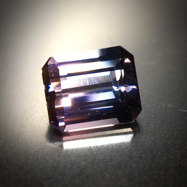 鋭く、妖艶な輝き 0.79ct 希少石 天然バイカラー スピネル