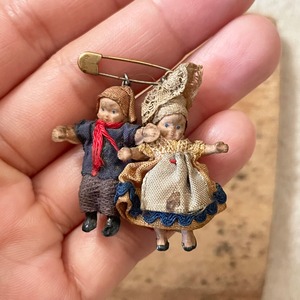 民族衣装ブローチ