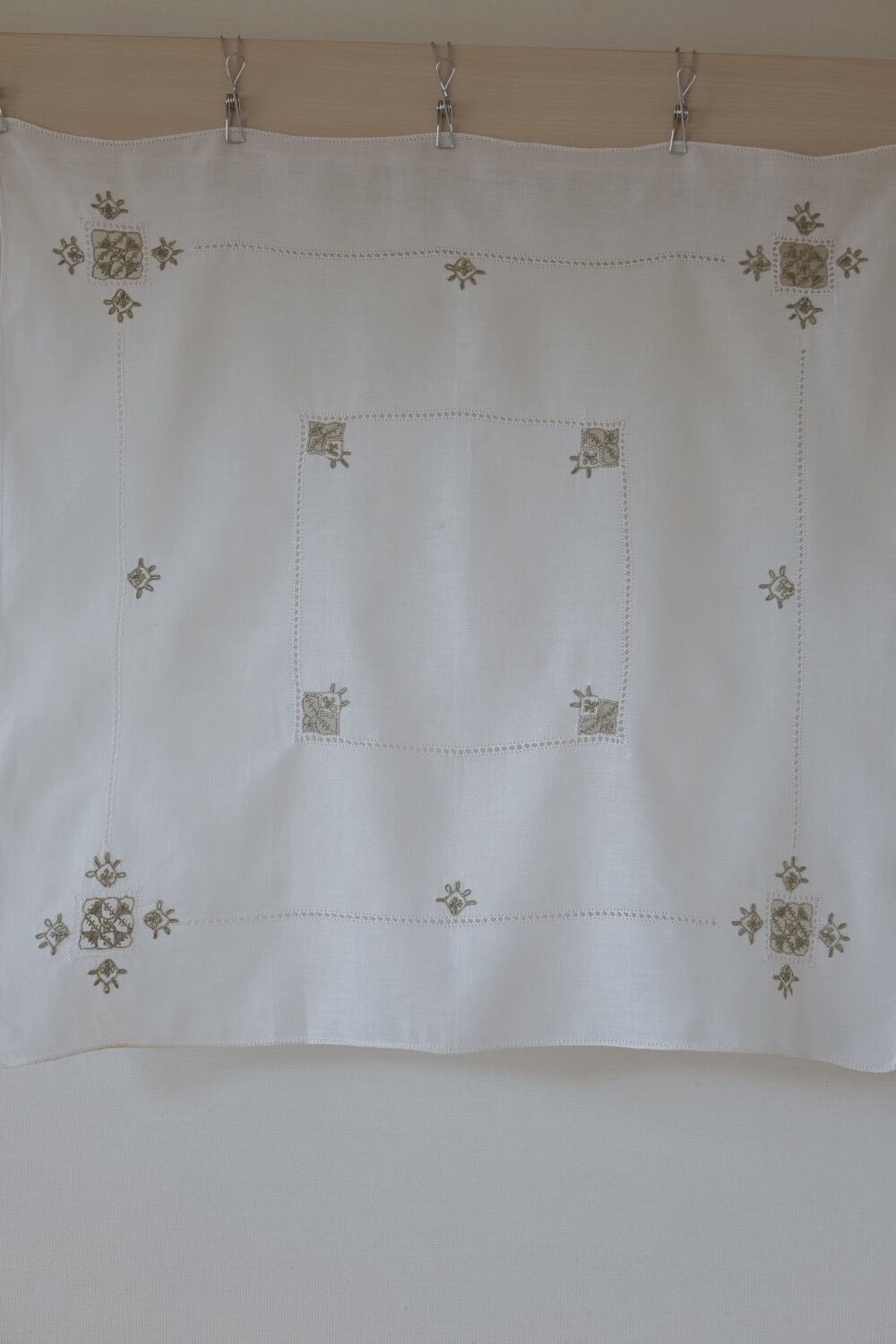 透け感のある上質の麻生地にグレーの糸で刺繍がしてあります。北欧仕入れのテーブルクロス
