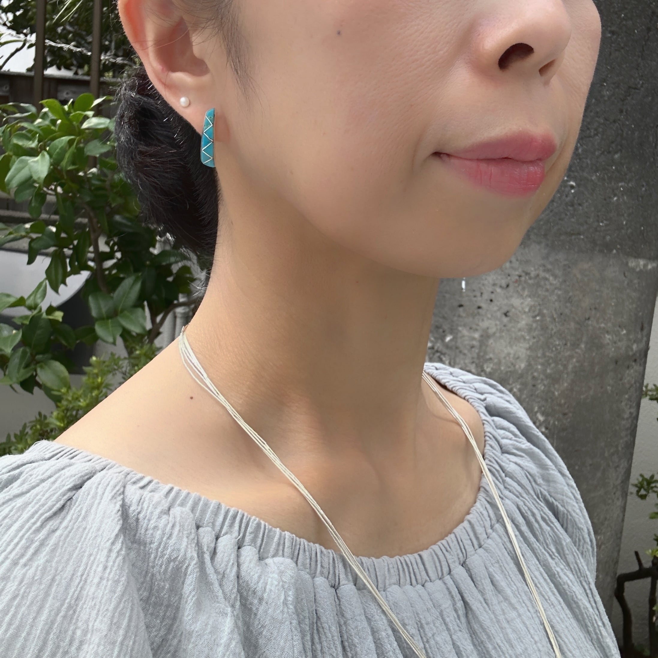 Indian Jewelry》ターコイズ インレイ カーブ スタッド ピアス