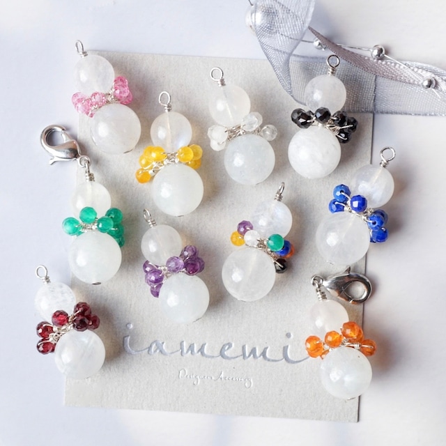 【チャーム】「９色のマフラーを巻いた雪だるま」天然石 誕生石 ムーンストーン メンカラ 推し活 プチギフト プレゼント