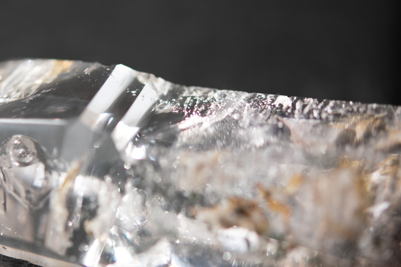 〈深い感情の癒し〉水入りエレスチャルクオーツ