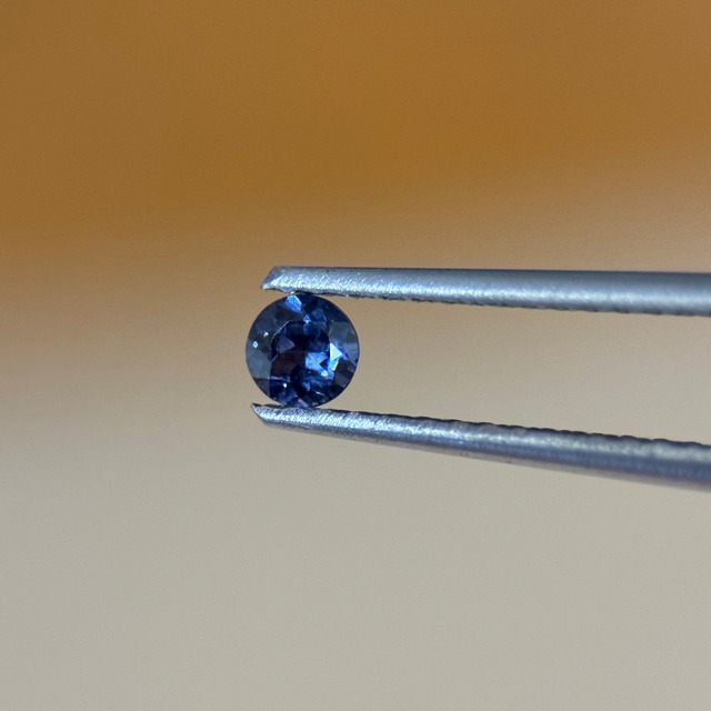 カラーチェンジガーネット(べキリ) 0.32ct ラウンド | パライバ 